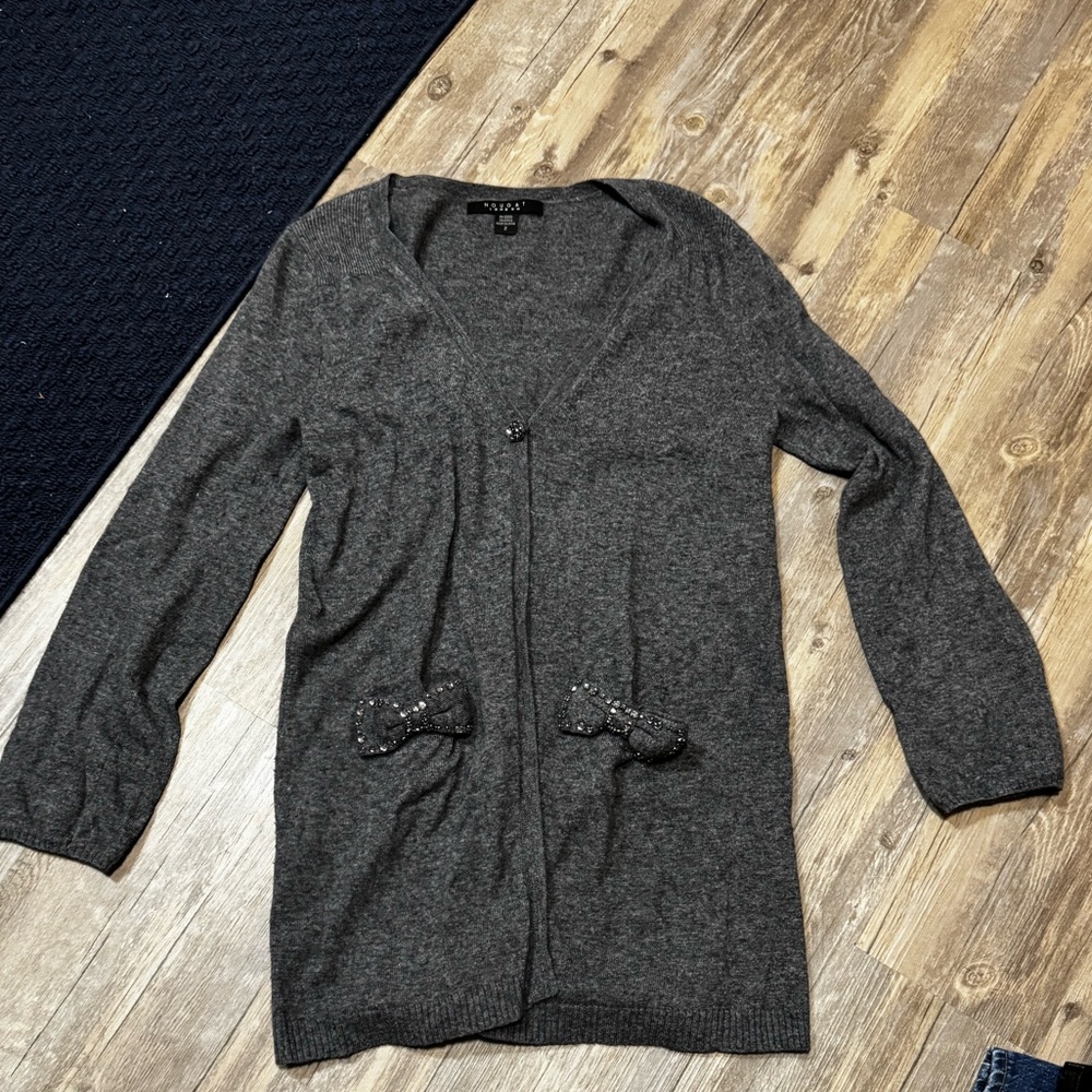Excellent condition. Soft and light cardigan
